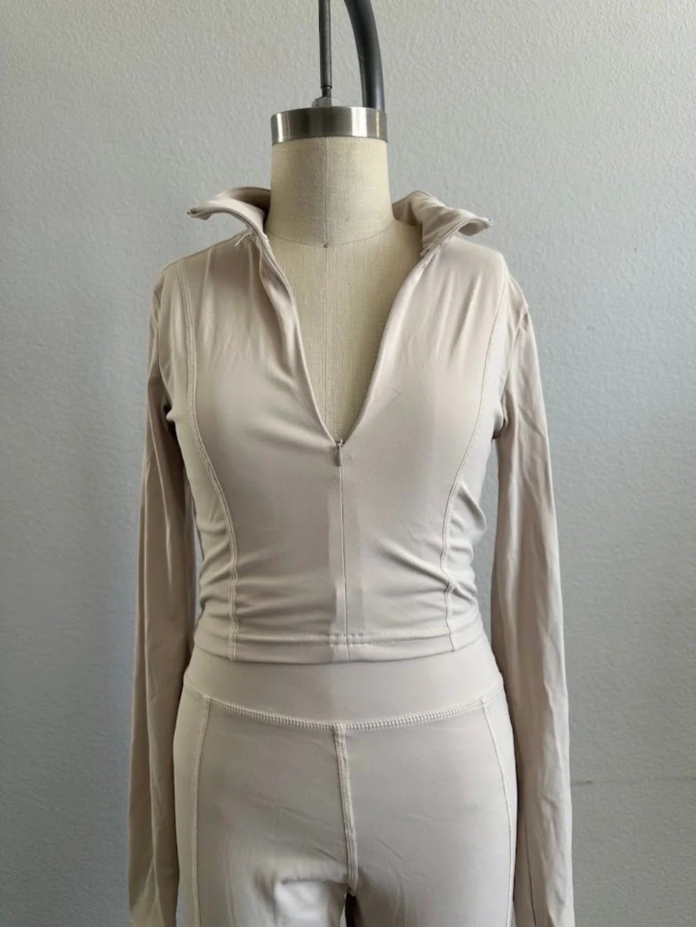 PrettyLittleThing Activewear Set Zip Front Crop Top Leggings Beige Size 2